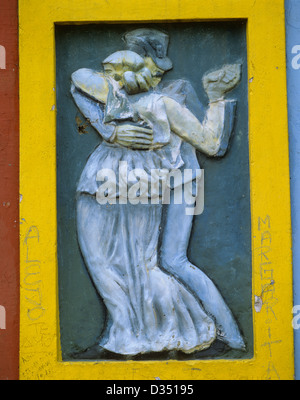 Argentinien, Buenos Aires, La Boca, "Guardia Vieja Tango" sculptured Wandbild am "La Caminita" Stockfoto