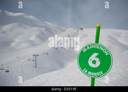 Marker für eine leichte grüne Piste wegweisend für La Mongie, Station im Skigebiet Le Grand Tourmalet in den französischen Pyrenäen Stockfoto