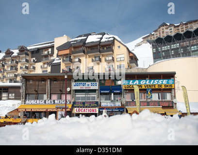 Cafés im Zentrum Dorfes von der Ski-Resort La Mongie von Le Grand Tourmalet in den französischen Pyrenäen Stockfoto