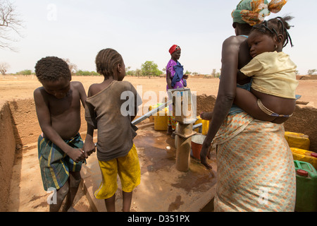 Yako, Burkina Faso, Mai 2012: Frauen holen Wasser aus dem Dorf Bohrloch.   Foto von MIke Goldwater Stockfoto
