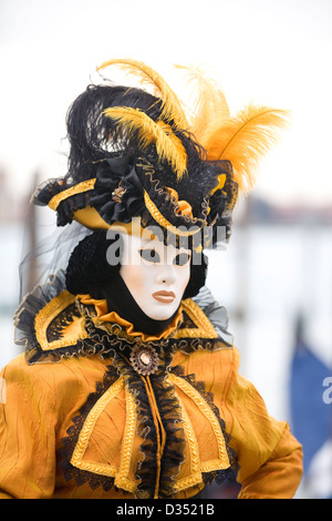 Traditionelle venezianische Masken getragen auf dem Karneval von Venedig in San Marco Platz Venedig Stockfoto