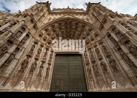 Tür der Annahme (Spanisch: Puerta de la Asuncion) der Kathedrale von Sevilla in Spanien, Westfassade. Stockfoto