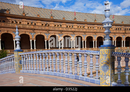 Brücke Balustrade mit gemalten azulejos Fliesen auf der Plaza de Espana in Sevilla, Spanien eingerichtet. Stockfoto