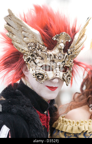 Traditionelle venezianische Masken getragen auf dem Karneval von Venedig in San Marco Platz Venedig Stockfoto