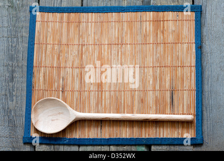 Bambusmatte auf Vintage Holzbretter Essenskonzept Hintergrund Stockfoto