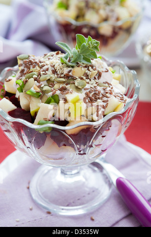 Gemüsesalat mit Meerrettich-Dressing, Nahaufnahme Stockfoto