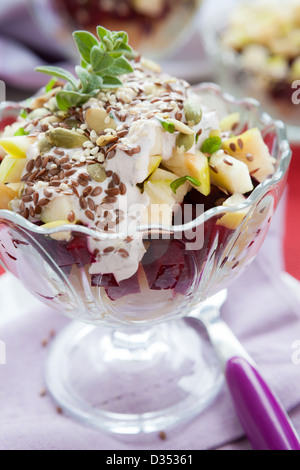 Rüben-Apfel-Salat mit Walnuss-Dressing, Nahaufnahme Stockfoto