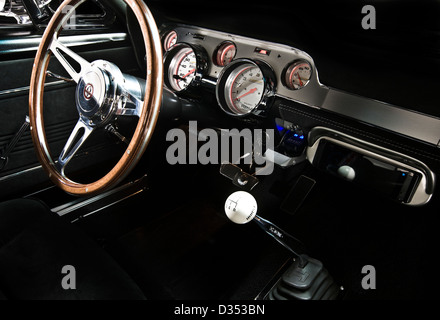 Klassisches Retro-Interieur und Lenkrad in der Shelby Mustang GT350 Stockfoto