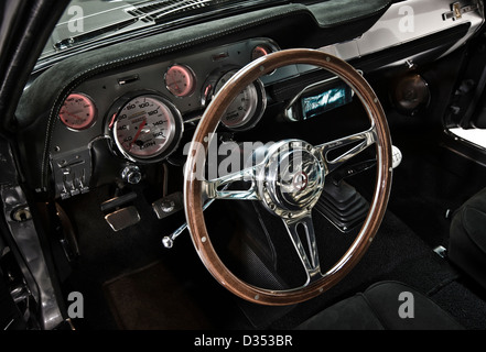 Klassisches Retro-Interieur und Lenkrad in der Shelby Mustang GT350 Stockfoto