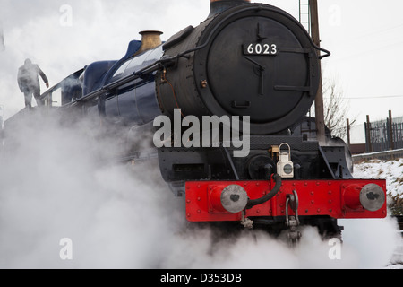 Dampf-Lokomotive König Edward 11 unter Wasser in Loughborough Central Museumsbahn. Stockfoto