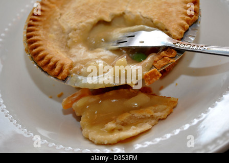 Einen Chicken Pot Pie essen Stockfoto