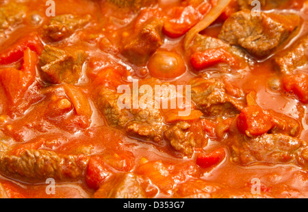 Gulasch kochen in einer Pfanne Stockfoto