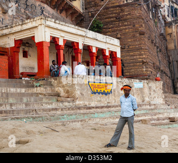 Mann steht vor einem Tempel, Varanasi, Indien Stockfoto