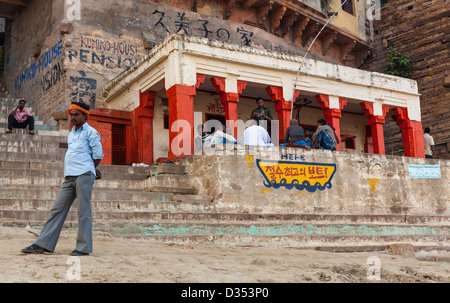 Mann steht vor einem Tempel, Varanasi, Indien Stockfoto