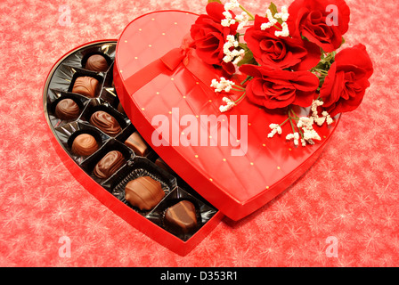 Valentinstag Bonbons mit roten Rosen Stockfoto