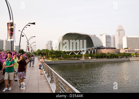 Touristen auf der Brücke über den Fluss Singapur vor der Durian geformte Dach der Esplanade Theater an der Bucht, Marina Bay, Singapore Stockfoto