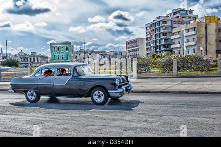 50er Jahre amerikanisches Auto am Malecon, der Stadt Küstenstraße. Dies könnte 1956 sein! Stockfoto