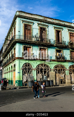 Gebäude in Centro Habana abgestützt Stockfoto