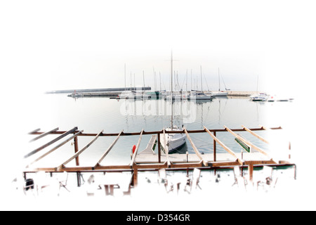 Weiße Segelboote im Hafen. Stockfoto
