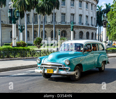 Alte amerikanische Autos aus den 1950er Jahren noch verwendet und laufen in Havanna und Kuba. Stockfoto