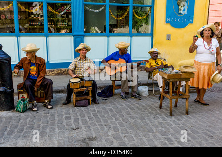 Fünf lokale Sänger und namentlich spielen lokale Touristen in Havanna Altstadt für Pesos in der Sonne. Stockfoto