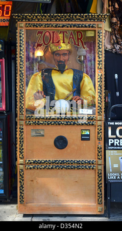 ZOLTAR. Eine sprechende Wahrsagen Maschine auf Second Avenue im East Village in Manhattan, New York City. Stockfoto