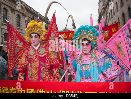 Sonntag, 10. Februar 2013, London, UK. London feiert zum "Jahr der Schlange" mit dem größten chinesischen Neujahrsfest außerhalb Chinas. Teilnehmer an das chinesische Neujahr parade in Charing Cross Road, Chinatown. Zeichen in traditionellen chinesischen Kostümen. Foto: Nick Savage/Alamy Live-Nachrichten Stockfoto