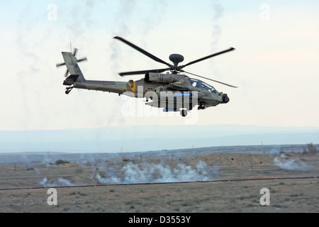 Israelische Luftwaffe AH-64A Apache im Flug nach brennen Fackeln Stockfoto