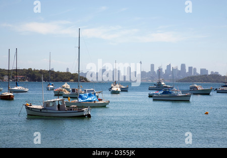 Yachten ankern bei Watsons Bay Sydney Australia mit Blick zurück auf die CBD Stockfoto