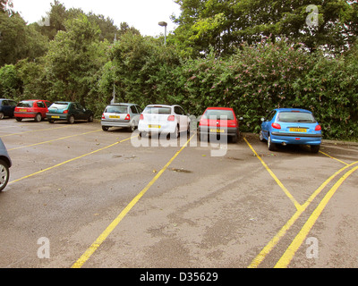 Fast leer wenig genutzt Parkplatz, mit nur ein paar Autos geparkt in es Stockfoto