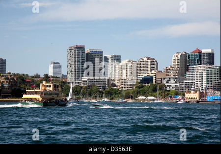 Das Hochhaus Büro- und Wohngebäuden Wohnung von North Sydney dominieren die Skyline über Lavender Bay am Hafen von Sydney Stockfoto