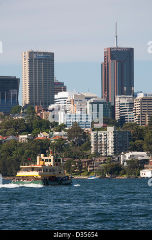 Sydney Harbour Ferry Freundschaft vorbei an unteren North Sydney Küstenlinie gefüllt mit modernen Büro & Mehrfamilienhäuser. Stockfoto