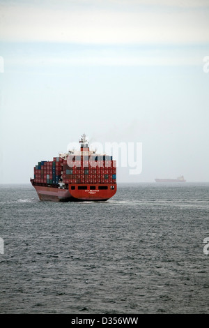 Vollbeladenes Schiff des Cap Beatrice Containers, das von Port Botany Sydney NSW Australia abfährt Stockfoto