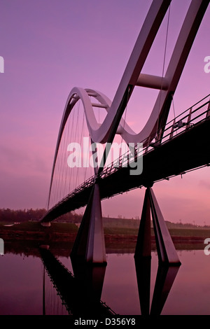 Die Infinity-Brücke über den Fluss Tees bei Tagesanbruch Stockfoto
