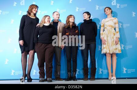 Deutsche Schauspielerin Martina Gedeck (L-R), stellt französische Schauspielerin Francoise Lebrun, französischer Regisseur Guillaume Nicloux und französischen Schauspielerinnen, Isabelle Huppert, Pauline Etienne und Louise Bourgoin bei einem Fototermin für "Die Nonne" ("La Religieuse") während der 63. jährlichen internationalen Filmfestspiele Berlin, in Berlin, Deutschland, 10. Februar 2013. Der Film wird im Wettbewerb der Berlinale präsentiert. Foto: Michael Kappeler/dpa Stockfoto