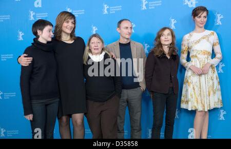 Französische Schauspielerin Pauline Etienne (L-R), deutsche Schauspielerin Martina Gedeck, französische Schauspielerin Francoise Lebrun, französischer Regisseur Guillaume Nicloux und französischen Schauspielerinnen Isabelle Huppert und Louise Bourgoin posieren bei einem Fototermin für "Die Nonne" ("La Religieuse") während der 63. jährlichen internationalen Filmfestspiele Berlin, in Berlin, Deutschland, 10. Februar 2013. Der Film wird im Wettbewerb der Berlinale präsentiert. Foto: Michael Kappeler/dpa Stockfoto