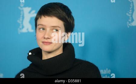 Französische Schauspielerin Pauline Etienne stellt bei einem Fototermin für "Die Nonne" ("La Religieuse") während der 63. jährlichen internationalen Filmfestspiele Berlin, in Berlin, Deutschland, 10. Februar 2013. Der Film wird im Wettbewerb der Berlinale präsentiert. Foto: Michael Kappeler/dpa Stockfoto