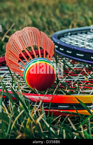 Badmintonschläger und Federball platziert auf dem Rasen. Stockfoto