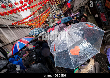 London, UK. 10. Februar 2013. Chinesisches Neujahrsfeiern sehen große Menschenmengen trotz Regen und Kälte. Es ist das Jahr der Schlange, aber wie üblich sind die zeremoniellen tanzenden Löwen Glücksbringer, die Ladenbesitzer. Chinatown, London. Stockfoto