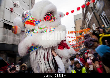 London, UK. 10. Februar 2013. Chinesisches Neujahrsfeiern sehen große Menschenmengen trotz Regen und Kälte. Es ist das Jahr der Schlange, aber wie üblich sind die zeremoniellen tanzenden Löwen Glücksbringer, die Ladenbesitzer. Chinatown, London. Stockfoto