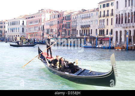 Gondel traditionelle Flachboden venezianischen Ruderboot auf dem Canal Grande In Venedig-Italien Stockfoto