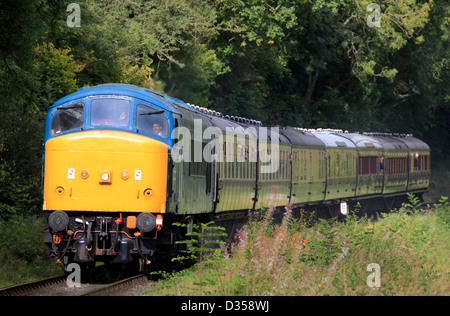 BR-Klasse 45 No.45133 Diesel Lokomotive zuckelt in Richtung Highley auf Abfahrt Hampton Loade, Severn Valley Railway Stockfoto