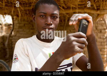 Barsalogho, Burkina Faso, Mai 2012: Ein Junge nimmt ein Foto auf seinem Handy. Stockfoto