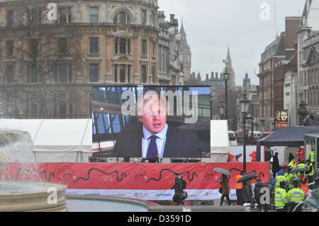 Trafalgar Square, London, UK. 10. Februar 2013. Eine Video der Londoner Bürgermeister Boris Johnson spricht zu der Masse auf dem Trafalgar Square zum chinesischen Neujahr mit einem Meer von Regenschirmen. Der Chinese New Year, "Das Jahr der Schlange" wird in London gefeiert. Die größten chinesischen Neujahrsfest außerhalb Asiens findet Platz in Trafalgar Square und China Town mit mehr als eine halbe million Besucher erwartet. Kredit Matthew Chattle/Alamy Live-Nachrichten Stockfoto