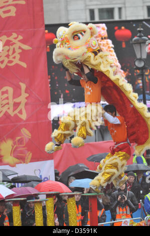 Trafalgar Square, London, UK. 10. Februar 2013. Durchführung der Löwentanz fliegen am Trafalgar Square zum chinesischen Neujahr. Der Chinese New Year, "Das Jahr der Schlange" wird in London gefeiert. Die größten chinesischen Neujahrsfest außerhalb Asiens findet Platz in Trafalgar Square und China Town mit mehr als eine halbe million Besucher erwartet. Kredit Matthew Chattle/Alamy Live-Nachrichten Stockfoto