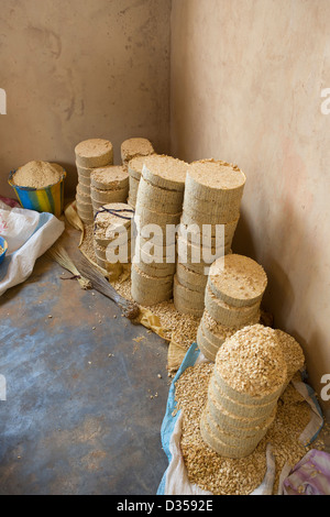 Barsalogho, Burkina Faso, Mai 2012: Herstellung von Balanites Samen Öl. Das Öl verkauft für 5.000 CFA pro Liter, und der Rückstand wird in die Seife hergestellt. Stockfoto