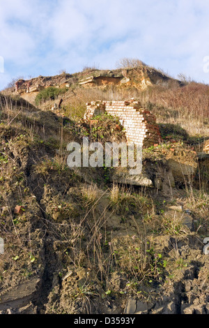 Ruinen eines Hauses auf den Klippen am Overstrand, Norfolk, Großbritannien Stockfoto