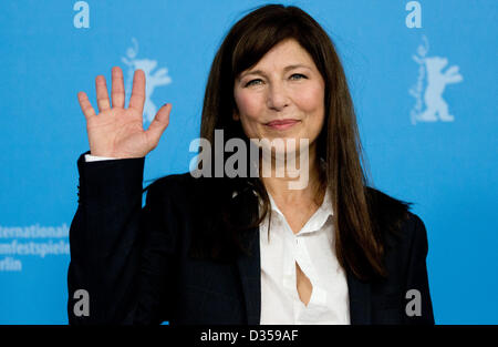 US-Schauspielerin Catherine Keener stellt bei einem Fototermin für "Krankheiten" während der 63. jährlichen internationalen Filmfestspiele Berlin aka Berlinale in Berlin, Deutschland, 10. Februar 2013. Der Film wird in der Sektion Panorama Special der Berlinale präsentiert. Foto: Kay Nietfeld/dpa Stockfoto