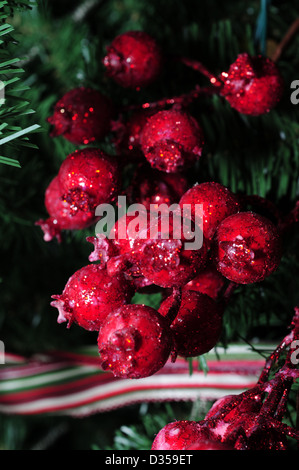 Rote Glitzer-Beeren für Weihnachtsbaum Stockfoto