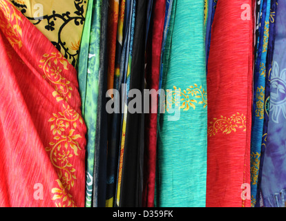 eine Vielzahl von bunten Schals hängen für Käufer in einem Shop Stockfoto